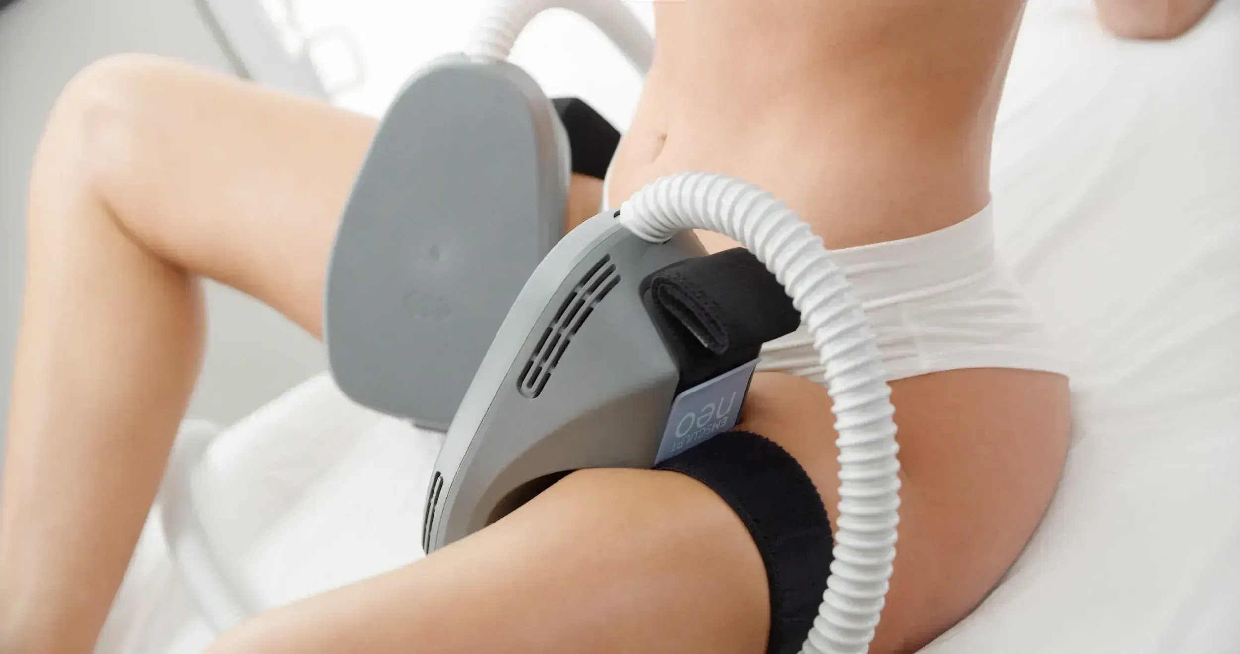 Soft gradient background representing functional muscle rehabilitation and core strength
